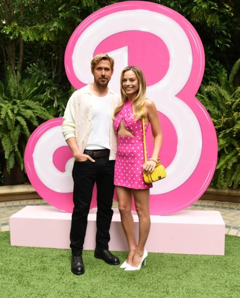 Марго Робби снова появилась в образе Барби. Как и доказала, что настоящие тренды больше не берутся из воздуха