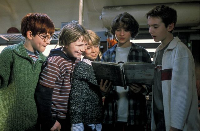 Какие новогодние фильмы смотрят в разных странах