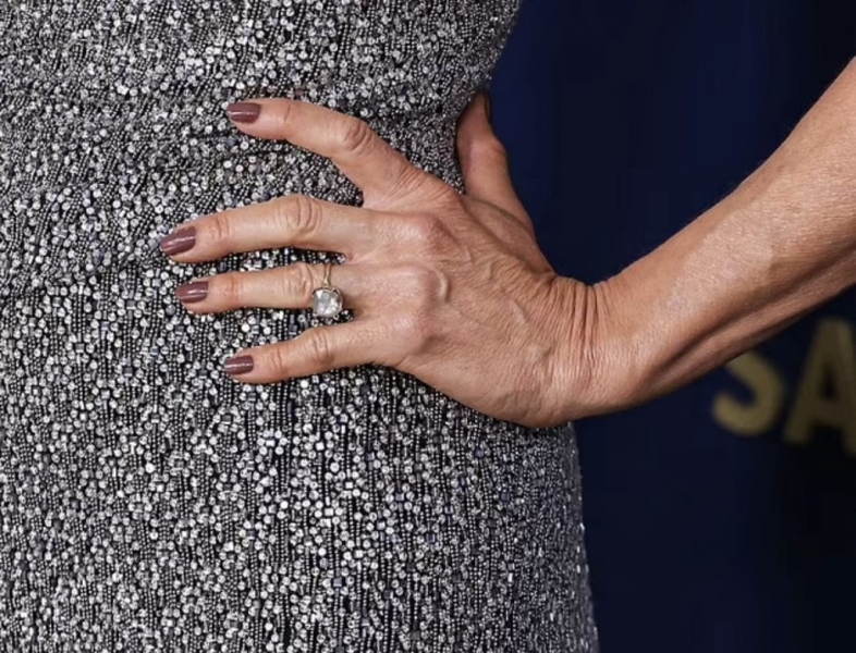 В Сети обсуждают помолвку Дженнифер Энистон после того, как она появилась на церемонии с кольцом, усыпанном бриллиантами