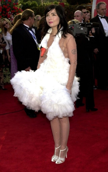 10 иконических образов за всю историю церемонии «Оскар»: от Одри Хепберн в Givenchy до Шэрон Стоун в рубашке Gap