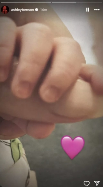 Звезда «Милых обманщиц» Эшли Бенсон впервые стала мамой