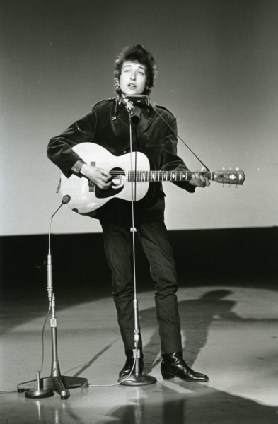 Появились новые кадры Тимоти Шаламе в роли Боба Дилана